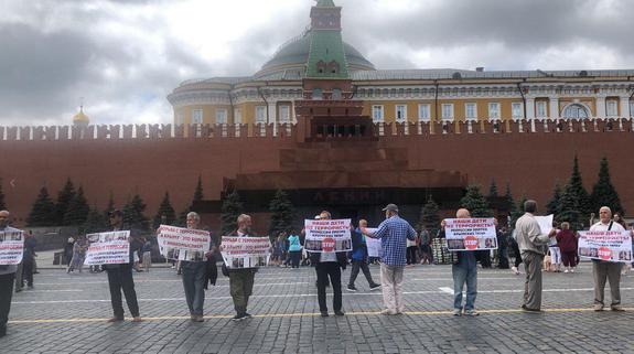 На Красной площади задержаны семеро активистов, устроивших акцию протеста против преследования крымских татар