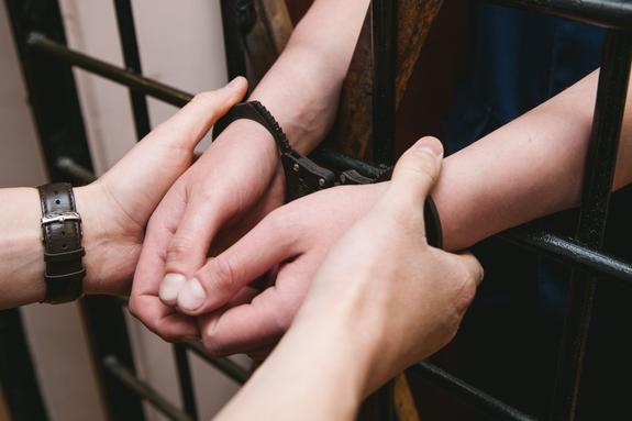 Сотрудники ФСБ и СУ СК Кубани задержали 26 летнего члена преступной группы