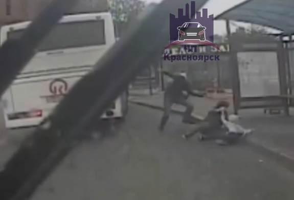 Женщина с ребенком и мужчина выпали из автобуса в Красноярске