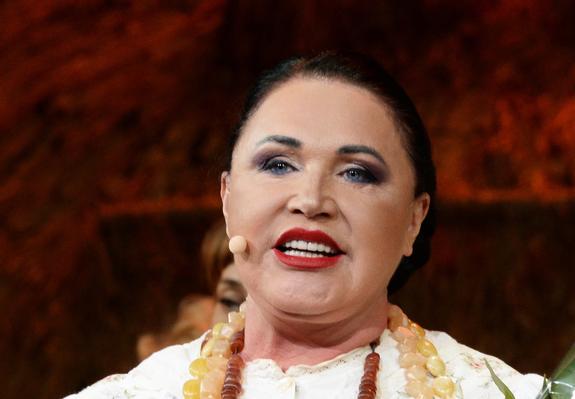 Надежда Бабкина показала снимок с внуками на школьной линейке