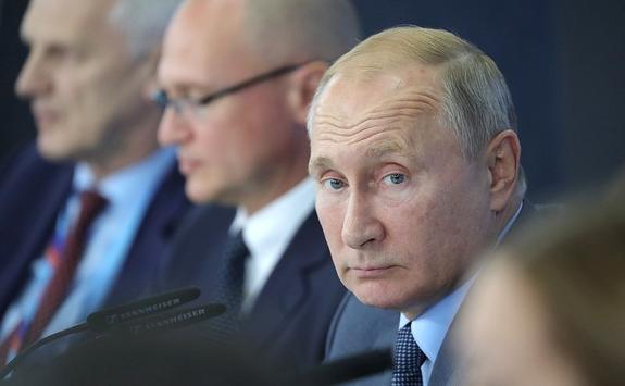 "Что важнее: семья, дети или карьера?" - Путин призвал женщин рожать и работать
