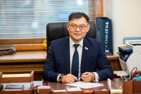Депутат Госдумы Алдар Дамдинов о страхе перед Китаем, байкальском законе и нищенстве регионов
