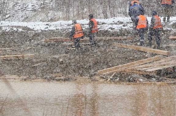 Три автомобиля были найдены водолазами на месте прорыва дамб в Красноярском крае