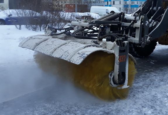 В Сургуте снегоуборочный грейдер насмерть задавил женщину