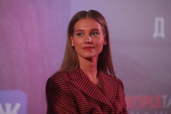 Актриса Кристина Асмус прокомментировала появление надгробия с ее портретом