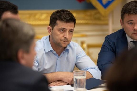Недоспавший, недоевший, с синяками под очами