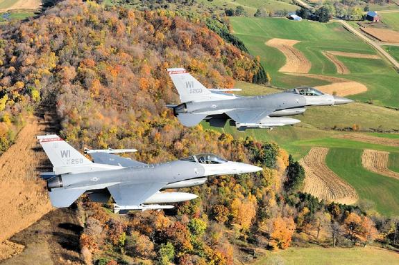 Американский истребитель F-16 в небе над Японией потерял ракету