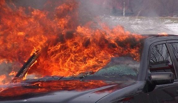 Петербуржцы потушили загоревшийся автомобиль при помощи воды из цветочного магазина
