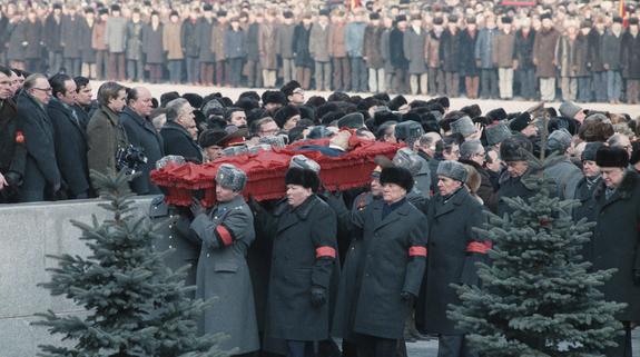 15 ноября 1982 г. Москва, Красная площадь. Похороны Л.И.Брежнева. Под траурные звуки «Лебединого озера»