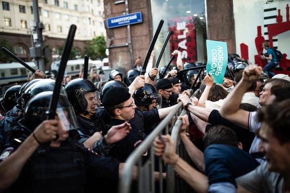А знал бы русский - пришлось платить. Мосгорсуд отменил штраф в 10 тысяч рублей одному из "участников" московских митингов