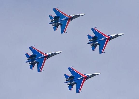 Видео: "Русские витязи" продемонстрировали новые истребители Су-35С