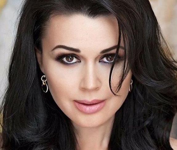 Заворотнюк пошла на поправку и плавает в бассейне