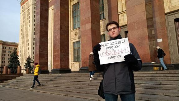 «Система тотального контроля, поощрения стукачества и всеобщего подозрения убивают», студенты МГУ воюют со своим ректором