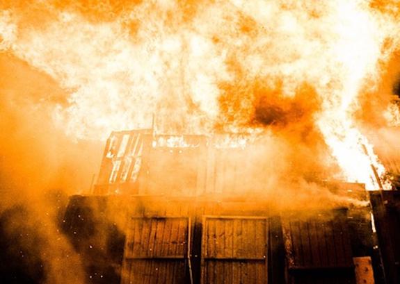 Площадь пожара на складе в Москве увеличилась