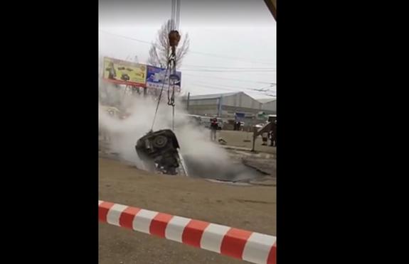 Очевидцы раскрыли подробности появления ямы с кипятком в Пензе