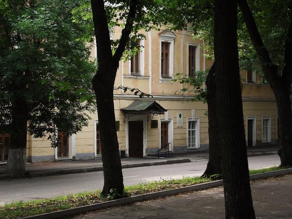 Эксперт предупредил о новых смертях в дорожных ямах с кипятком