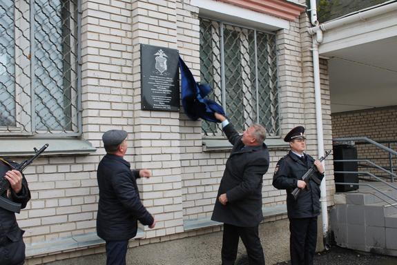 Памятник при жизни. Мемориальная доска и почетный караул полиции для депутата Горчакова - это сильно!