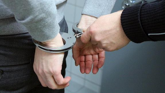 В Москве задержан охранник, подозреваемый в нападении с пистолетом на клиента бара на Арбате