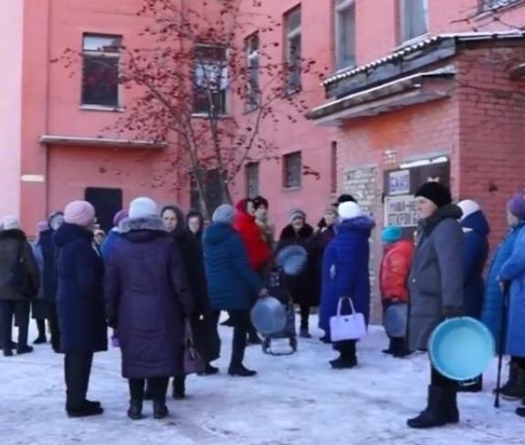 Пенсионеры с тазиками обратились к главе Миасса и пожаловались на закрытие городской бани