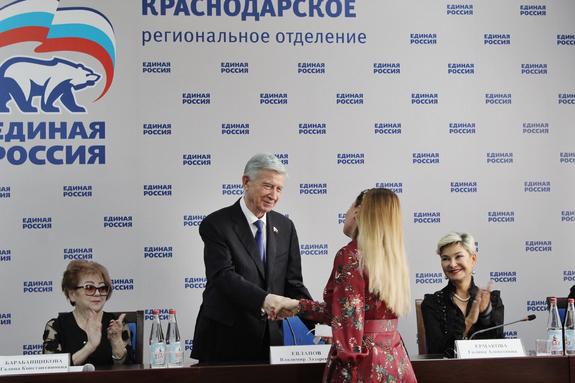 Владимир Евланов пообщался с многодетными матерями