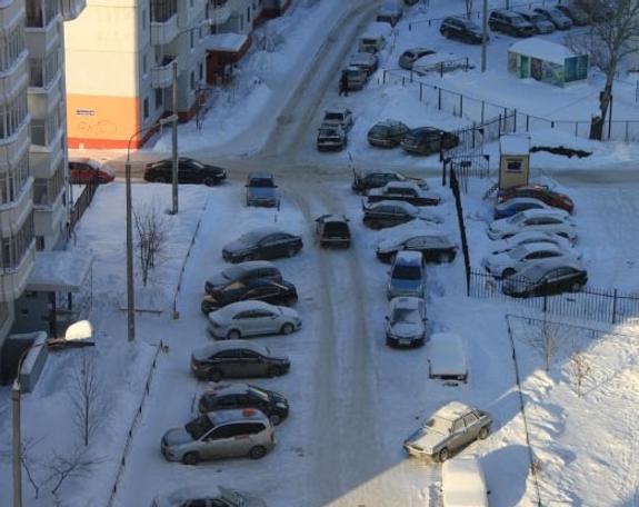 Житель подмосковного города поливал машины соседок кислотой