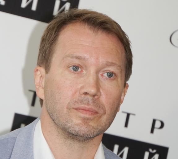 Евгений Миронов рассказал, как получил сотрясение мозга за кулисами театра, но отыграл спектакль