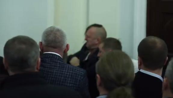 В сеть попало видео жестокой драки в Верховной Раде