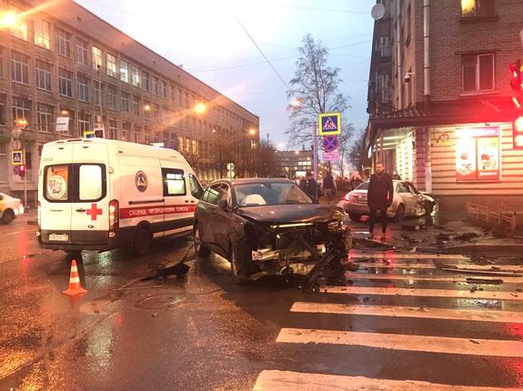 В Петербурге 16-летний подросток за рулем Mercedes попал в ДТП на перекрестке