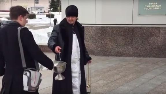 В Чебоксарах сельского священника обманом затащили на освящение Дома правительства