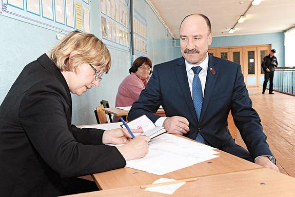 Старейший орловский депутат швырнул свои награды под ноги спикеру Музалевскому