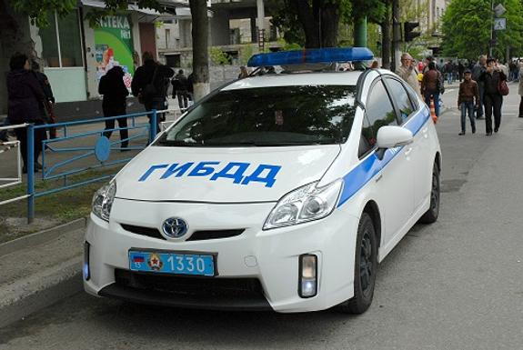 В Петербурге автомобиль сбил пешеходов на тротуаре и опрокинулся