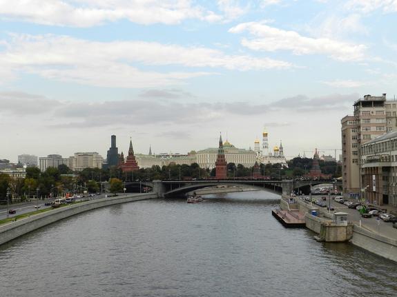 Тонущего человека вытащили из Москвы-реки