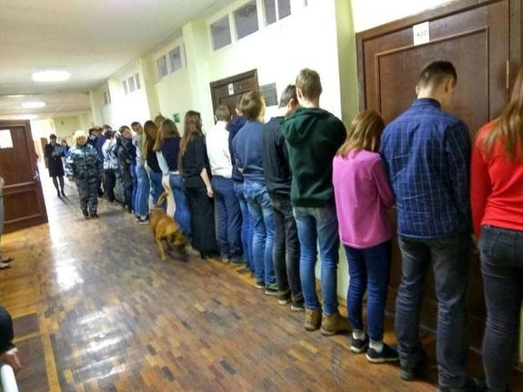 В школе детей выстроили лицом к стене в ходе акции по борьбе с наркотиками