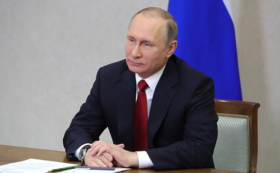 Путин приободрил Сечина, который замерз на бурении скважины в Арктике