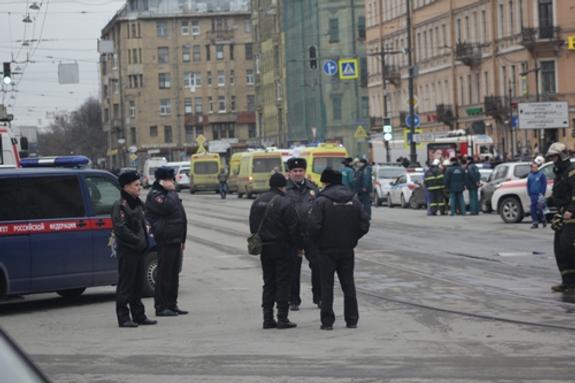 Полиция оцепила автобус в центре Санкт-Петербурга