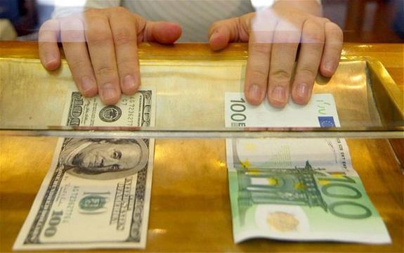 Рубль в начале дня вырос к доллару и евро