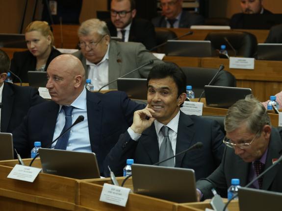 Как самого богатого в Приморье депутата его электорат лишил дорогого авто
