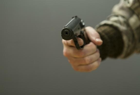В Петербурге разбойники с ножом и электрошокером напали на менеджера