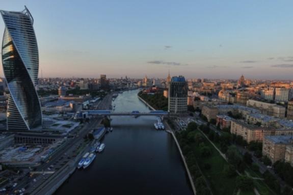 Jaguar сорвался в Москву-реку с набережной