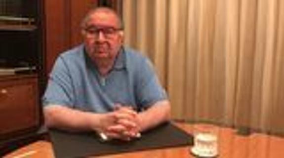Усманов вручил iPhone победителям конкурса мемов про него