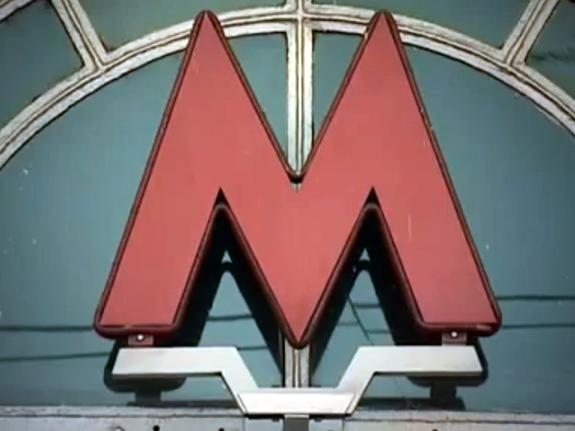 Надписи "вход" и "выход" убраны с входных дверей метро столицы