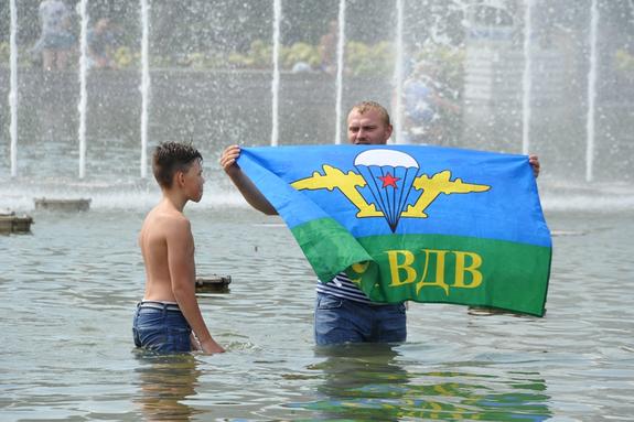 Мужчина ударил тележурналиста во время прямого включения с празднования Дня ВДВ