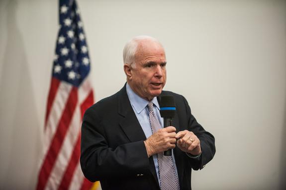 Маккейн назвал обеспокоенность Трампа санкциями против России "неуместной"