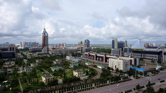 В центре Астаны перекрыты несколько улиц, собраны полиция и "скорая помощь"