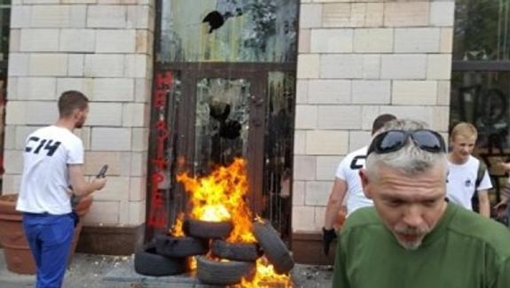 Видео, как в Киеве громили магазин из-за стёртых «майдановских» граффити