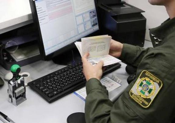 Видео, как в "Борисполе" турист на корточках обходил пограничный контроль