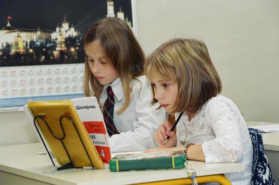 Педагоги жалуются на низкие зарплаты и большие нагрузки