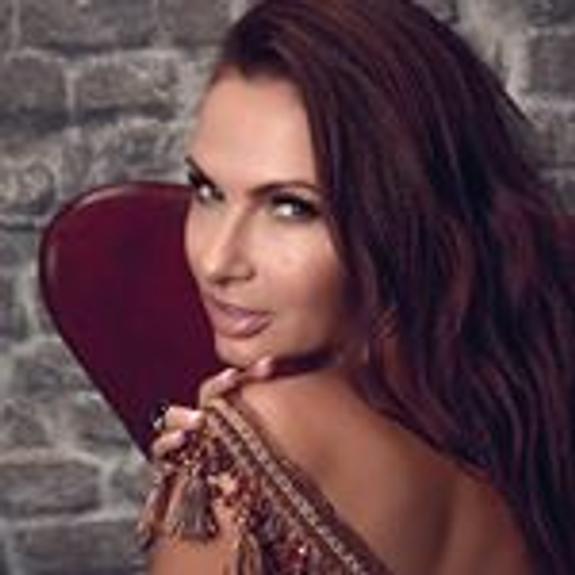 Эвелина Блёданс показала фото в медицинском халатике