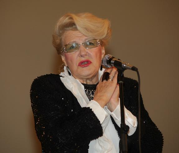 81-летняя российская актриса опубликовала фото в купальнике