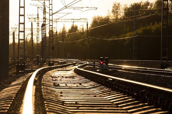 Электричка сбила девочку, перебегавшую пути в Санкт-Петербурге